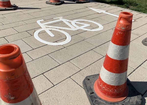 Noch ganz frisch: die Fahrradweg-Markierungen auf der Uferpromenade in Frankenberg