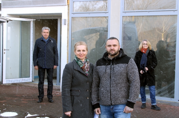 Bald kann es losgehen: Galyna und Sergej Losizki vor der Fensterfront ihres neuen Cafés Adrana. Bürgermeister Rüdiger Heß und Wirtschaftsförderin Evelin Jacobs gratulieren zur Förderung.