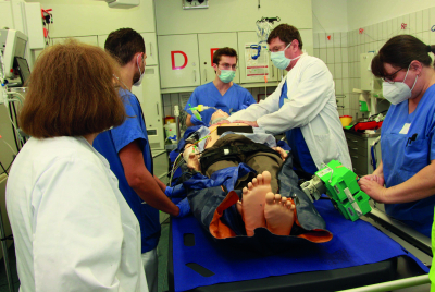 Im Schockraum muss jeder Handgriff sitzen. Hier proben Mitarbeitende des Kreiskrankenhauses  der Ernstfall bei einer Simulationsübung im Schockraum der Notaufnahme