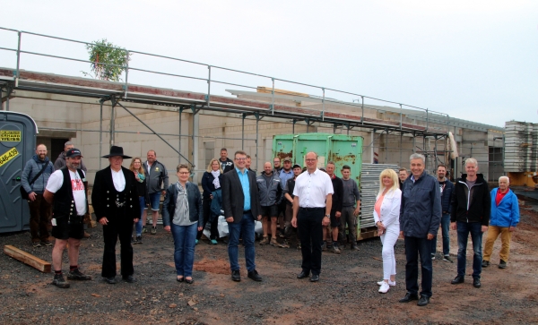Der Rohbau an der Marburger Straße steht, bis März 2022 soll das Familienzentrum fertiggestellt sein. Zum Richtfest hatte Frankenbergs Bürgermeister Heß (vorne rechts) geladen.
