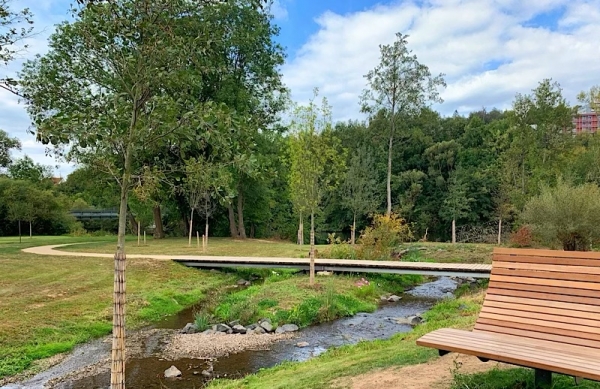 Bietet schon jetzt einen Vorgeschmack auf das, was die Landesgartenschau 2027 für Frankenberg bedeuten könnte: Der 2019 gestaltete Ederuferpark bringt die Stadt näher ans Wasser und erhöht die Aufenthaltsqualität in der Natur.