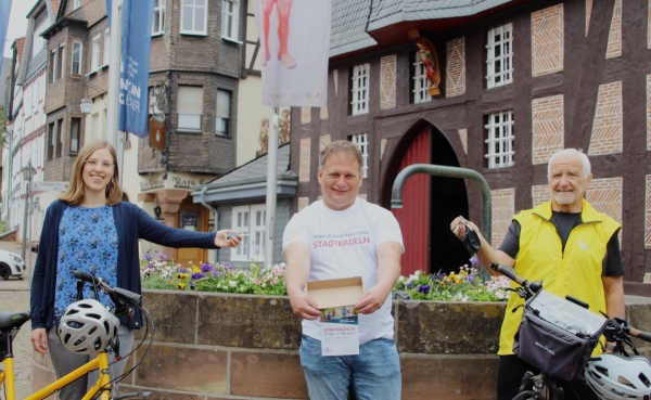 Die Stadtverordnete Nina Meyer-Weidemann und Stadtrat Friedhelm Schneider verzichten als Stadtradel-Stars für drei Wochen auf ihr Auto und übergeben dem Projektkoordinator Jörg Näther (Mitte) ihren Autoschlüssel. 