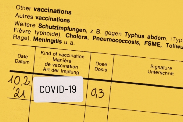Der Impfausweis ist nicht zwingend notwendig, um sich als vollständig geimpft auszuweisen, es reicht auch die Bescheinigung des Impfzentrums. - Motivbild