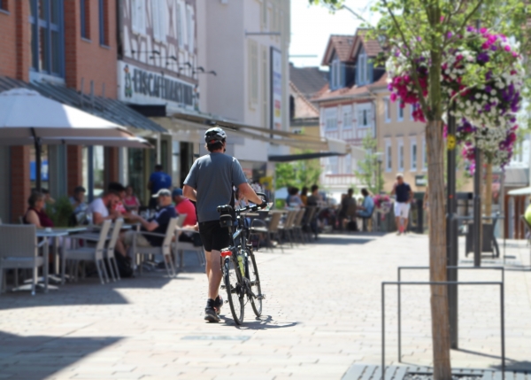 Bald darf hier auch gefahren werden: Die Fußgängerzone in Frankenberg wird zum neuen Schuljahr für Fahrräder geöffnet