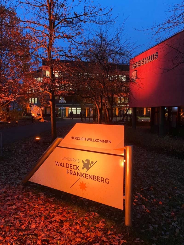 Der Landkreis Waldeck-Frankenberg hat zum „Orange Day“, dem internationalen Tag gegen Gewalt an Frauen das Kreishaus in Korbach in orangenes Licht getaucht. (Fotos: Landkreis Waldeck-Frankenberg) 