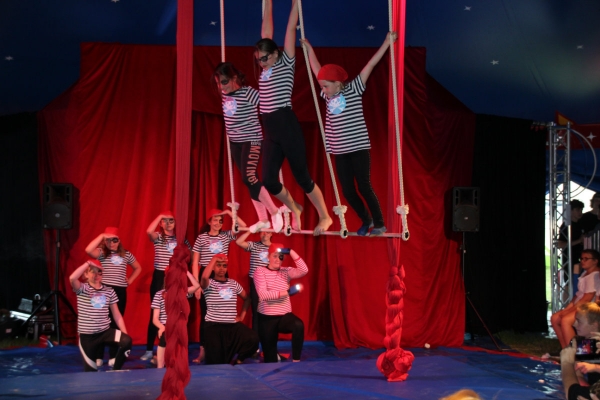 In zwei Vorstellungen in einem richtigen Zirkuszelt präsentieren die teilnehmenden Kinder, was sie in der Zirkuswoche gelernt haben. 