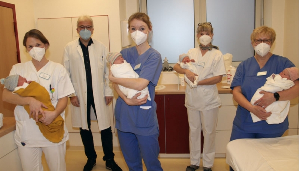 : Gleich vier &quot;Neujahrsbabys&quot; gab es im Frankenberger Kreiskrankenhaus, die vier Babys wurden aber alle erst am 2. Januar geboren. Im Bild (von links) Kinderkrankenschwester Janina Boucsein mit dem kleinen Tim auf dem Arm, Chefarzt Dr. Volker Aßmann, Ärztin Eva Ossmann mit der kleinen Frieda, Kinderkrankenschwester Gabriele Werner mit Leonie und Kinderkrankenschwester Janina Kuczera hält die kleine Emma.