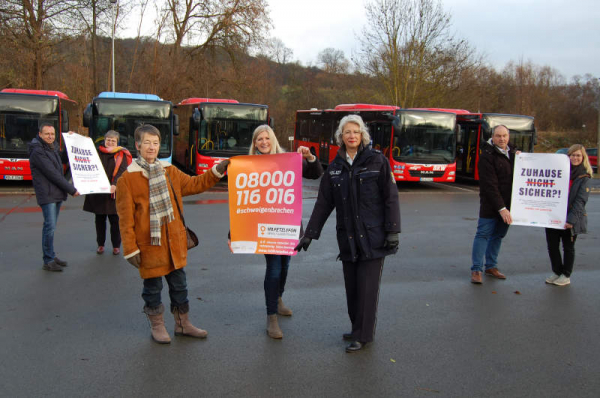 Ein gemeinsames und sichtbares Zeichen gegen Gewalt setzen möchten das Frauenbüro und der Runde Tisch gegen Gewalt des Landkreises gemeinsam mit vielen Kommunen und den beauftragten Busunternehmen in Waldeck-Frankenberg