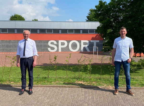 Landrat und Sportdezernent Dr. Reinhard Kubat informiert darüber, dass der  Landkreis die Sportstätten ab 14. Juni wieder öffnen wird. Mit dabei der Leiter des Fachdienstes Sport und Jugendarbeit Matthias Schäfer.