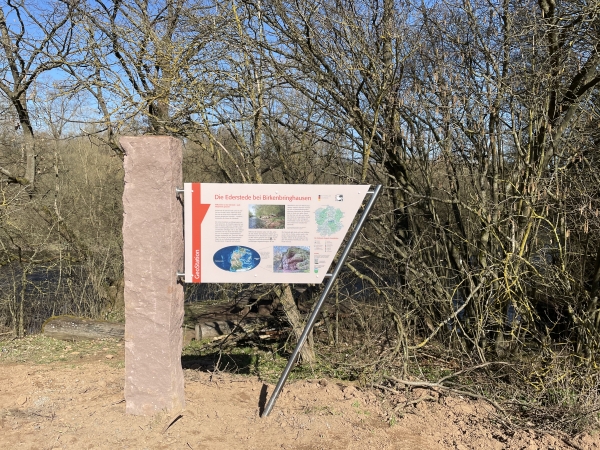 Der Nationale Geopark GrenzWelten freut sich über eine neue GeoStation in Burgwald-Birkenbringhausen: Die Informationstafel mit markanter Steinstele wurde im Bereich des Naturdenkmals „Ederstede“ errichtet. 