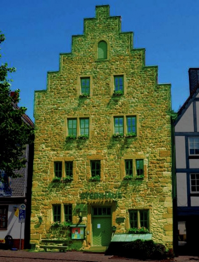 So wie auf dieser Fotomontage könnte das Steinhaus in Frankenberg am Abend des 25. November aussehen.