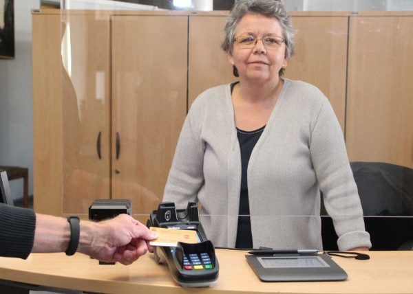 Ilona Mrozek von der Stadtverwaltung beim Bezahlvorgang mit einem der neuen Kartenlesegeräten.