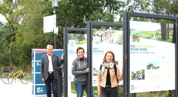 Die neuen Tafeln in der Uferstraße wurden vorgestellt von (v. l.) Bürgermeister Rüdiger Heß, Silvia Ritter (Ederbergland Touristik) und Planerin Sophie Berkenkopf (Stadt)